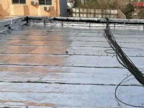 梁平卫生间漏水维修公司分享下梁平屋面楼顶防水刚性防水层施工要点。